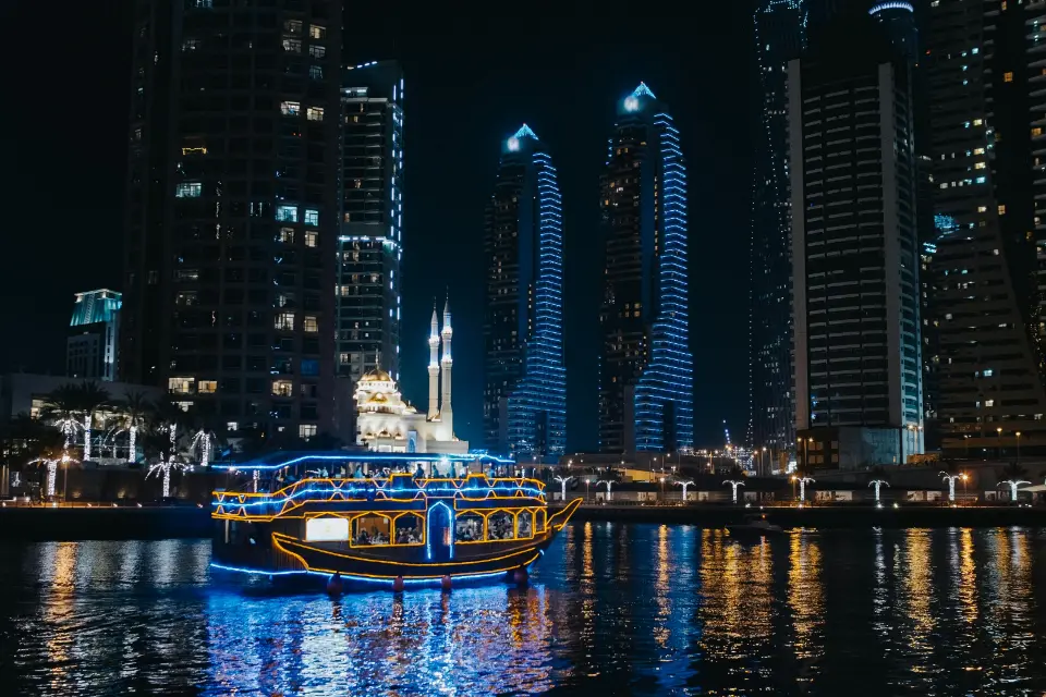 dhow cruise on a night time cruise in dubai marina